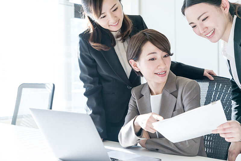 若手社員に指導する女性