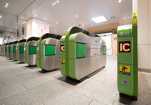 ユニバーサルデザインの例（駅の改札）