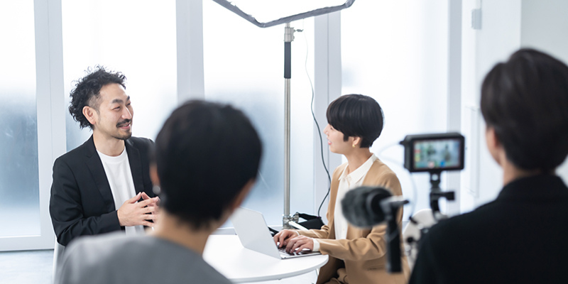 ③社員・顧客事例インタビュー動画
