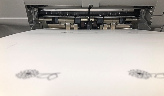 3.印刷後、下地に箔フィルムを重ねるため加熱ローラーで転写(約100〜130℃)