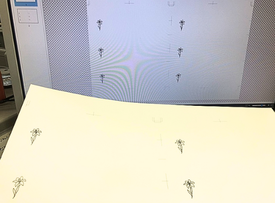 5.印刷後、色合いや位置など問題ないか確認していきます。